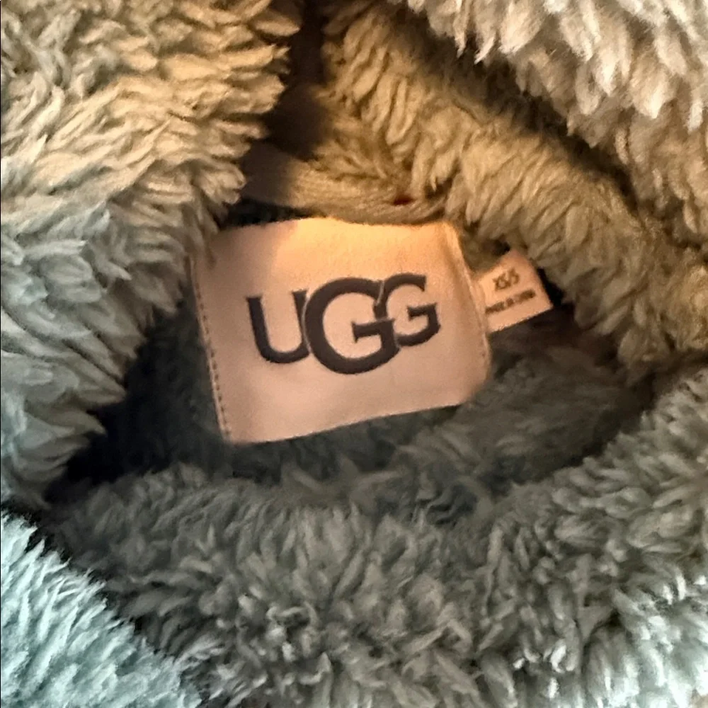 UGG Fuzzy Green Sherpa comfy - Picture 2 of 4